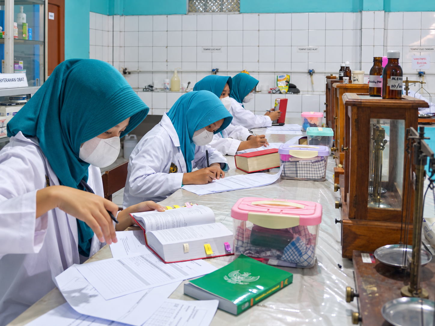 Belajar bersama di laboratorium farmasi