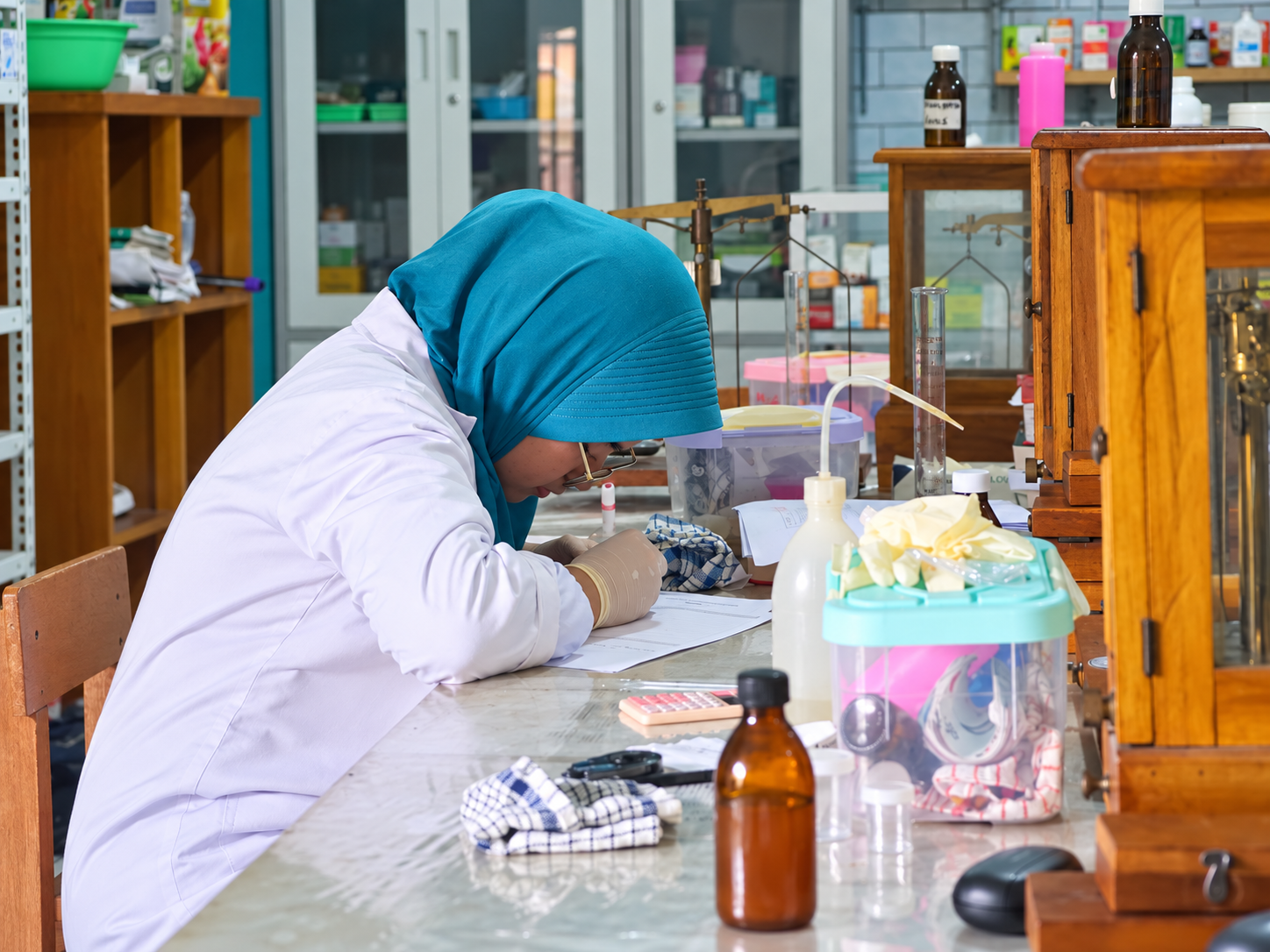 Mengerjakan pencatatan praktik dengan teliti