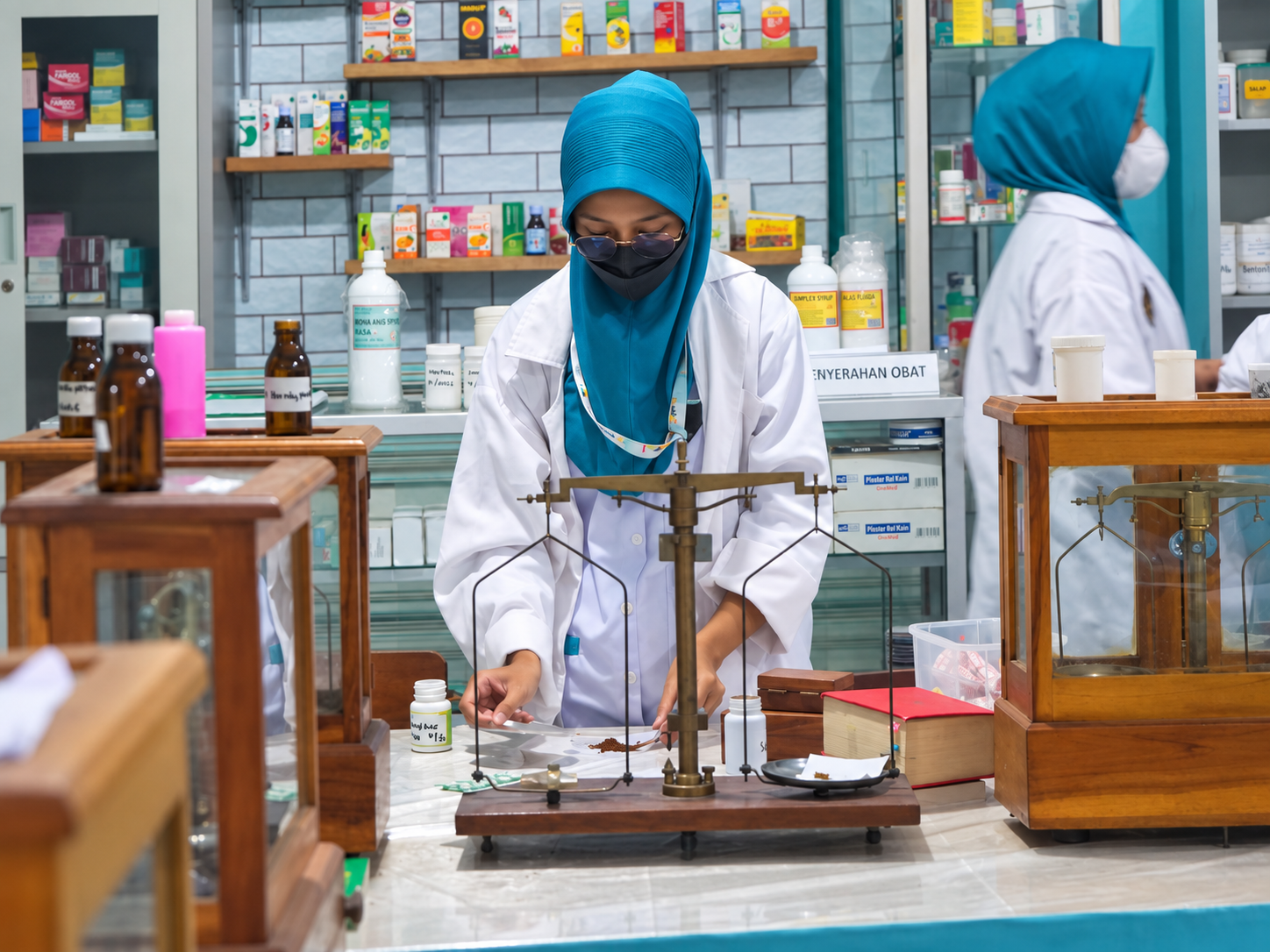 Melatih ketelitian dalam pengolahan bahan